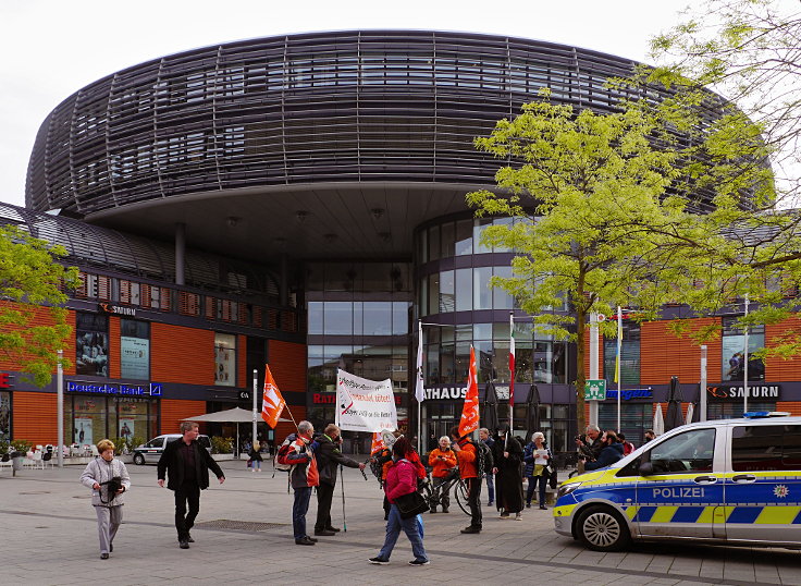 © www.mutbuergerdokus.de: 'Fridays for Future Leverkusen' und 'Coordination gegen BAYER-Gefahren': Demonstration und Kundgebung gegen die 'BAYER AG' Hauptversammlung 2022