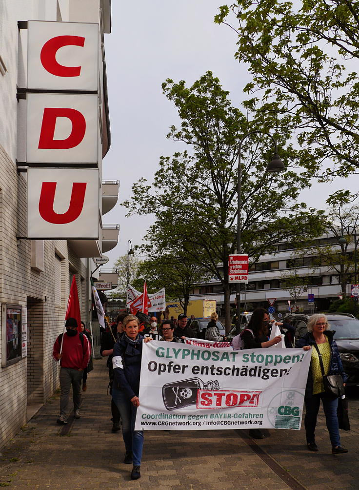 © www.mutbuergerdokus.de: 'Fridays for Future Leverkusen' und 'Coordination gegen BAYER-Gefahren': Demonstration und Kundgebung gegen die 'BAYER AG' Hauptversammlung 2022