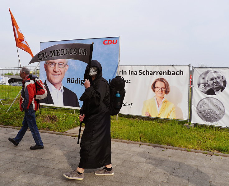 © www.mutbuergerdokus.de: 'Fridays for Future Leverkusen' und 'Coordination gegen BAYER-Gefahren': Demonstration und Kundgebung gegen die 'BAYER AG' Hauptversammlung 2022