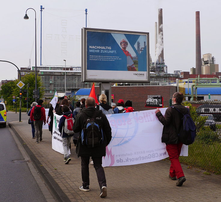 © www.mutbuergerdokus.de: 'Fridays for Future Leverkusen' und 'Coordination gegen BAYER-Gefahren': Demonstration und Kundgebung gegen die 'BAYER AG' Hauptversammlung 2022