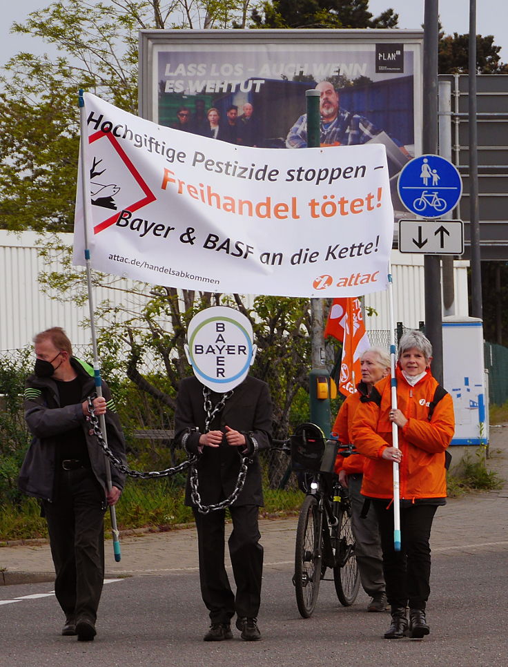 © www.mutbuergerdokus.de: 'Fridays for Future Leverkusen' und 'Coordination gegen BAYER-Gefahren': Demonstration und Kundgebung gegen die 'BAYER AG' Hauptversammlung 2022