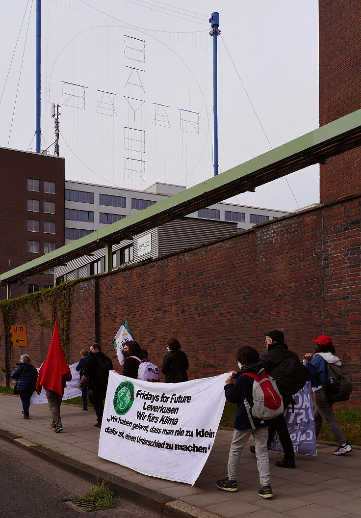 © www.mutbuergerdokus.de: 'Fridays for Future Leverkusen' und 'Coordination gegen BAYER-Gefahren': Demonstration und Kundgebung gegen die 'BAYER AG' Hauptversammlung 2022