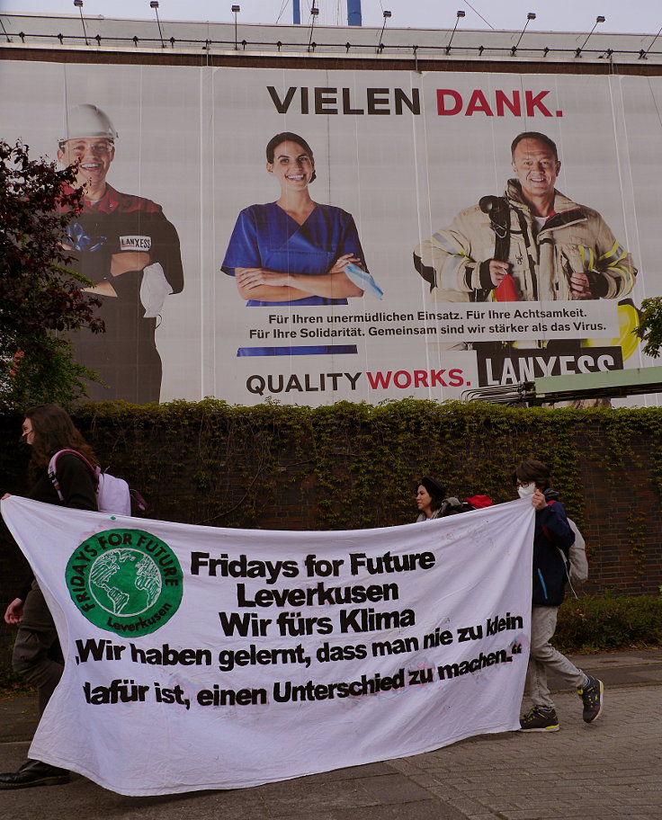 © www.mutbuergerdokus.de: 'Fridays for Future Leverkusen' und 'Coordination gegen BAYER-Gefahren': Demonstration und Kundgebung gegen die 'BAYER AG' Hauptversammlung 2022