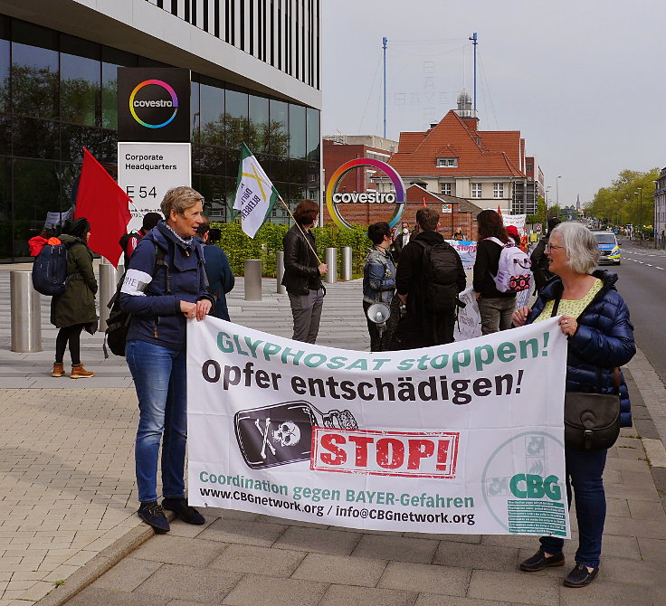 © www.mutbuergerdokus.de: 'Fridays for Future Leverkusen' und 'Coordination gegen BAYER-Gefahren': Demonstration und Kundgebung gegen die 'BAYER AG' Hauptversammlung 2022