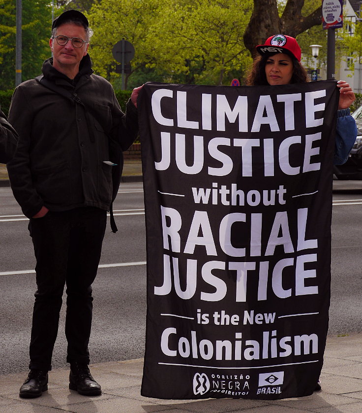 © www.mutbuergerdokus.de: 'Fridays for Future Leverkusen' und 'Coordination gegen BAYER-Gefahren': Demonstration und Kundgebung gegen die 'BAYER AG' Hauptversammlung 2022