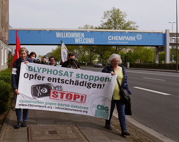 © www.mutbuergerdokus.de: 'Fridays for Future Leverkusen' und 'Coordination gegen BAYER-Gefahren': Demonstration und Kundgebung gegen die 'BAYER AG' Hauptversammlung 2022