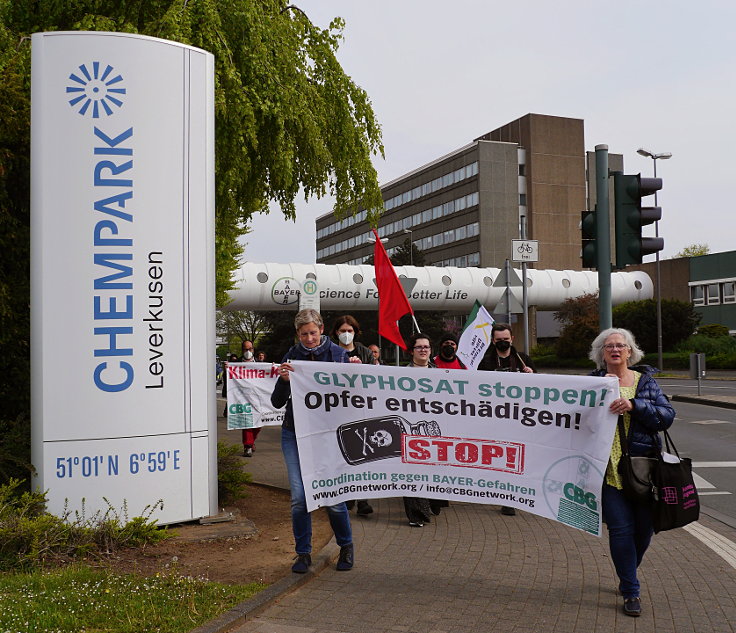 © www.mutbuergerdokus.de: 'Fridays for Future Leverkusen' und 'Coordination gegen BAYER-Gefahren': Demonstration und Kundgebung gegen die 'BAYER AG' Hauptversammlung 2022