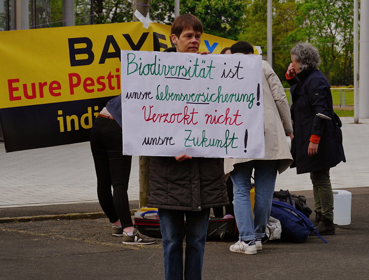 © www.mutbuergerdokus.de: 'Fridays for Future Leverkusen' und 'Coordination gegen BAYER-Gefahren': Demonstration und Kundgebung gegen die 'BAYER AG' Hauptversammlung 2022