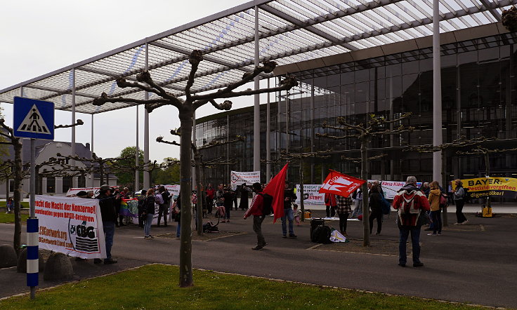 © www.mutbuergerdokus.de: 'Fridays for Future Leverkusen' und 'Coordination gegen BAYER-Gefahren': Demonstration und Kundgebung gegen die 'BAYER AG' Hauptversammlung 2022