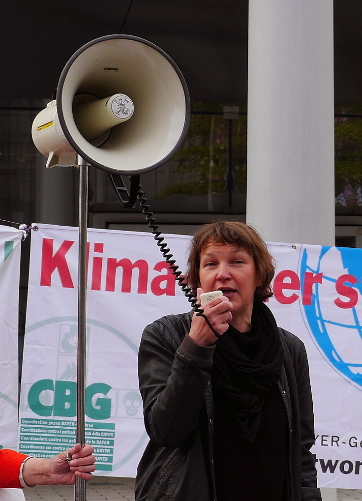 © www.mutbuergerdokus.de: 'Fridays for Future Leverkusen' und 'Coordination gegen BAYER-Gefahren': Demonstration und Kundgebung gegen die 'BAYER AG' Hauptversammlung 2022