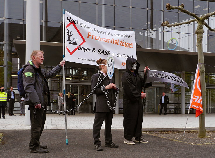 © www.mutbuergerdokus.de: 'Fridays for Future Leverkusen' und 'Coordination gegen BAYER-Gefahren': Demonstration und Kundgebung gegen die 'BAYER AG' Hauptversammlung 2022