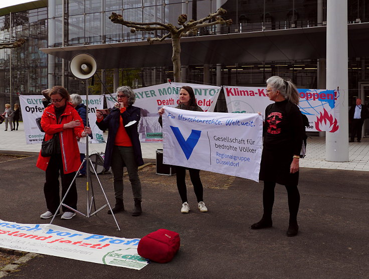 © www.mutbuergerdokus.de: 'Fridays for Future Leverkusen' und 'Coordination gegen BAYER-Gefahren': Demonstration und Kundgebung gegen die 'BAYER AG' Hauptversammlung 2022