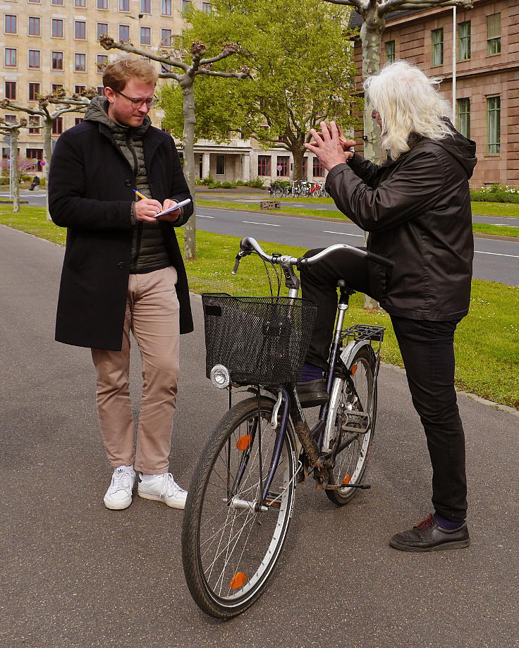 © www.mutbuergerdokus.de: 'Fridays for Future Leverkusen' und 'Coordination gegen BAYER-Gefahren': Demonstration und Kundgebung gegen die 'BAYER AG' Hauptversammlung 2022