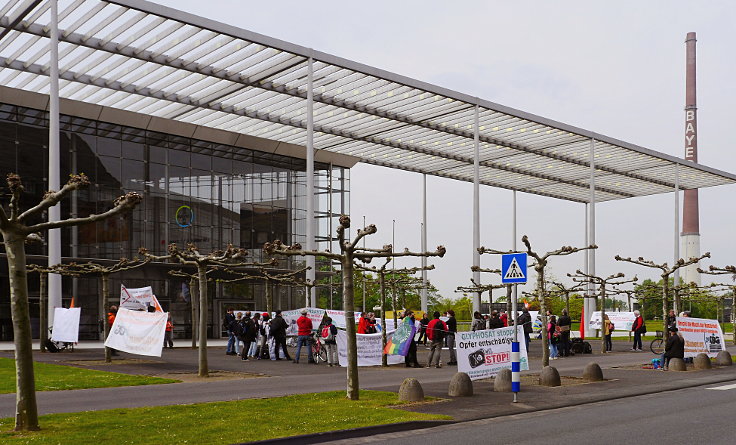 © www.mutbuergerdokus.de: 'Fridays for Future Leverkusen' und 'Coordination gegen BAYER-Gefahren': Demonstration und Kundgebung gegen die 'BAYER AG' Hauptversammlung 2022