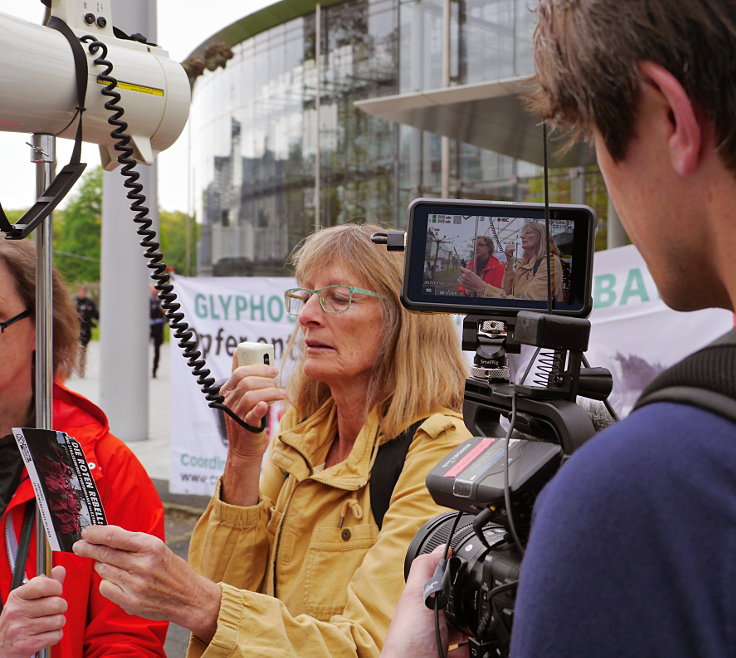 © www.mutbuergerdokus.de: 'Fridays for Future Leverkusen' und 'Coordination gegen BAYER-Gefahren': Demonstration und Kundgebung gegen die 'BAYER AG' Hauptversammlung 2022