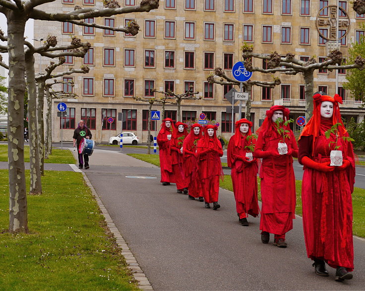 © www.mutbuergerdokus.de: 'Fridays for Future Leverkusen' und 'Coordination gegen BAYER-Gefahren': Demonstration und Kundgebung gegen die 'BAYER AG' Hauptversammlung 2022