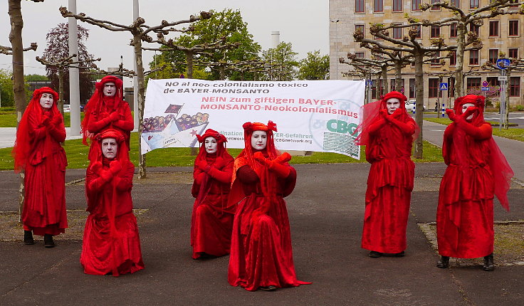 © www.mutbuergerdokus.de: 'Fridays for Future Leverkusen' und 'Coordination gegen BAYER-Gefahren': Demonstration und Kundgebung gegen die 'BAYER AG' Hauptversammlung 2022