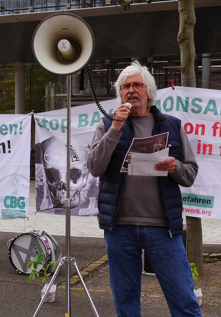 © www.mutbuergerdokus.de: 'Fridays for Future Leverkusen' und 'Coordination gegen BAYER-Gefahren': Demonstration und Kundgebung gegen die 'BAYER AG' Hauptversammlung 2022