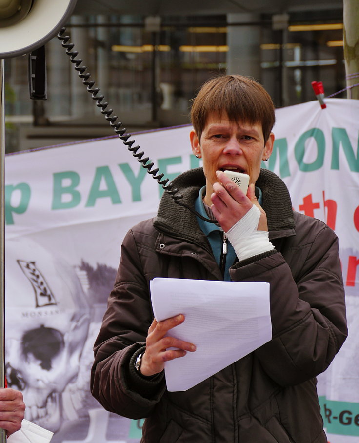 © www.mutbuergerdokus.de: 'Fridays for Future Leverkusen' und 'Coordination gegen BAYER-Gefahren': Demonstration und Kundgebung gegen die 'BAYER AG' Hauptversammlung 2022