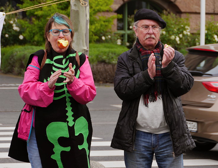 © www.mutbuergerdokus.de: 'Fridays for Future Leverkusen' und 'Coordination gegen BAYER-Gefahren': Demonstration und Kundgebung gegen die 'BAYER AG' Hauptversammlung 2022