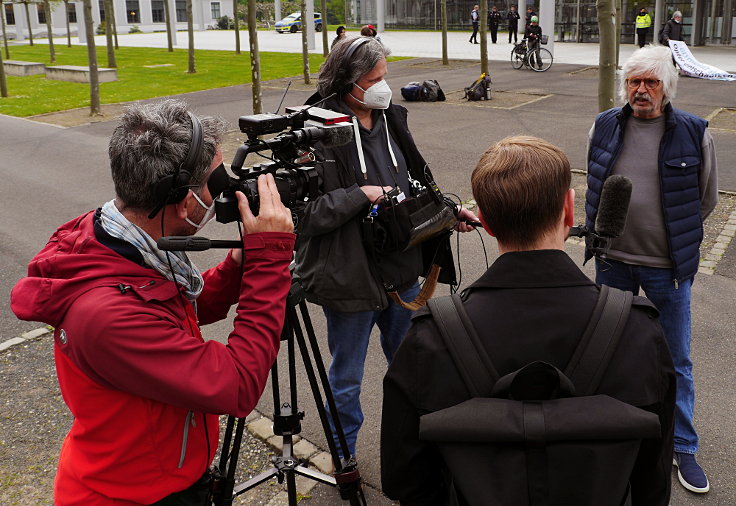 © www.mutbuergerdokus.de: 'Fridays for Future Leverkusen' und 'Coordination gegen BAYER-Gefahren': Demonstration und Kundgebung gegen die 'BAYER AG' Hauptversammlung 2022