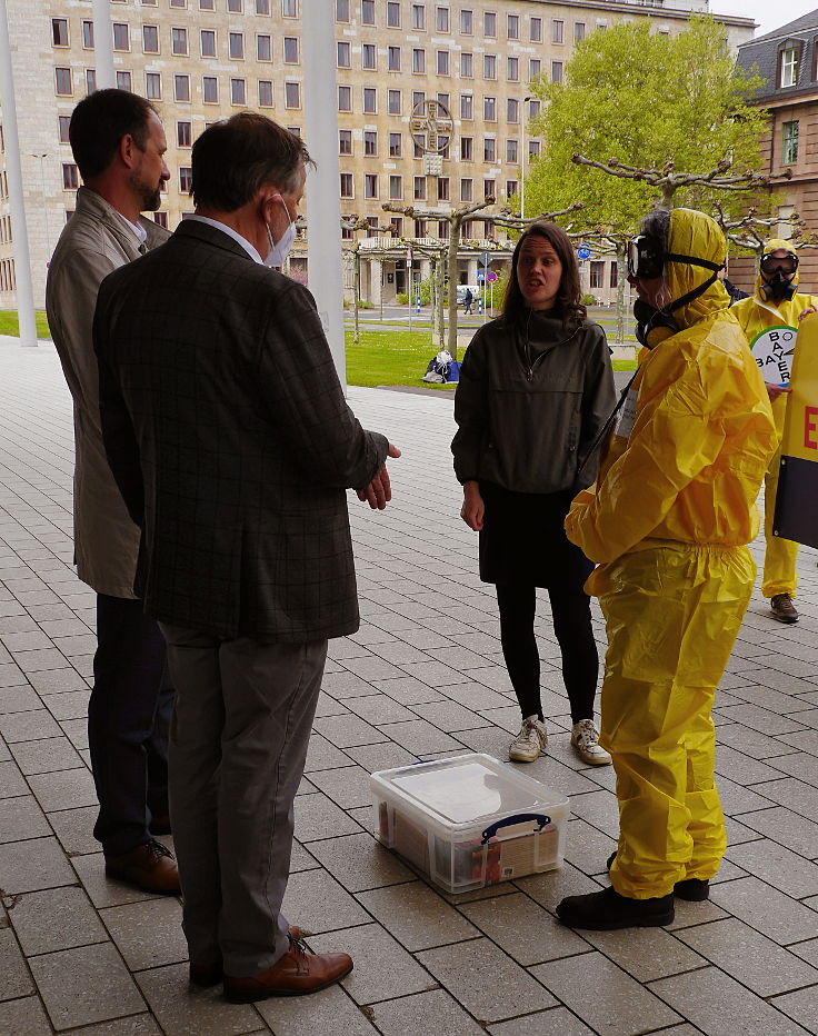 © www.mutbuergerdokus.de: 'Fridays for Future Leverkusen' und 'Coordination gegen BAYER-Gefahren': Demonstration und Kundgebung gegen die 'BAYER AG' Hauptversammlung 2022