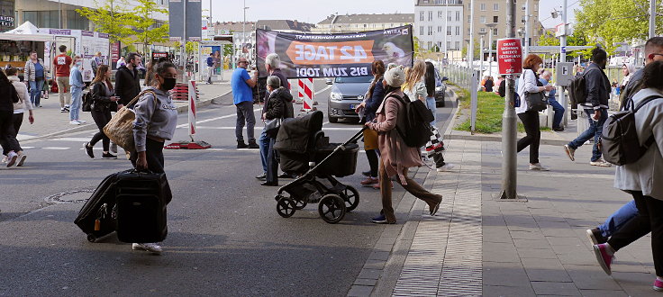 © www.mutbuergerdokus.de: ARiWa Düsseldorf-Neuss: Ampelaktion 'Albtraum Hühnermast. 42 Tage bis zum Tod!'