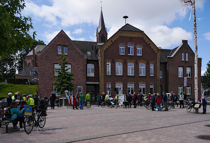 © www.mutbuergerdokus.de: Demonstration mit Fahrrad-Sternfahrt: 'Klimaschutz bewegt uns! Dich auch? Verkehrswende Jetzt!'