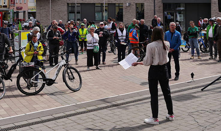 © www.mutbuergerdokus.de: Demonstration mit Fahrrad-Sternfahrt: 'Klimaschutz bewegt uns! Dich auch? Verkehrswende Jetzt!'
