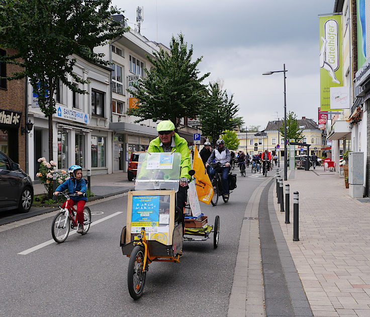 © www.mutbuergerdokus.de: Demonstration mit Fahrrad-Sternfahrt: 'Klimaschutz bewegt uns! Dich auch? Verkehrswende Jetzt!'