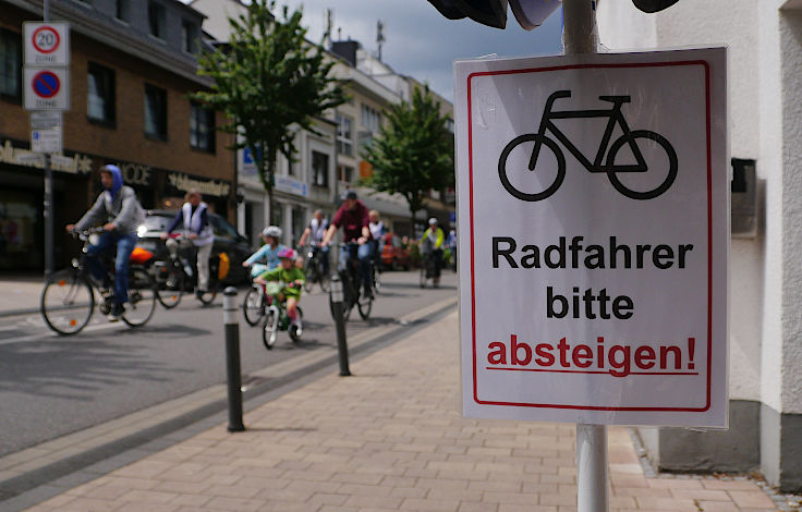 © www.mutbuergerdokus.de: Demonstration mit Fahrrad-Sternfahrt: 'Klimaschutz bewegt uns! Dich auch? Verkehrswende Jetzt!'