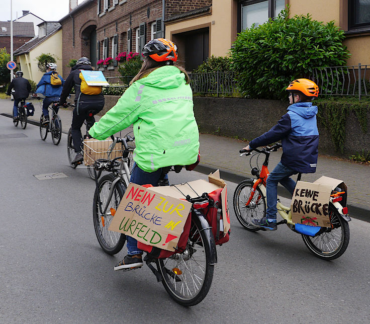 © www.mutbuergerdokus.de: Demonstration mit Fahrrad-Sternfahrt: 'Klimaschutz bewegt uns! Dich auch? Verkehrswende Jetzt!'