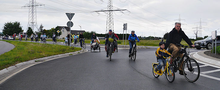 © www.mutbuergerdokus.de: Demonstration mit Fahrrad-Sternfahrt: 'Klimaschutz bewegt uns! Dich auch? Verkehrswende Jetzt!'
