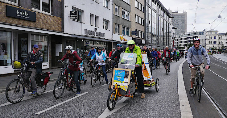 © www.mutbuergerdokus.de: Demonstration mit Fahrrad-Sternfahrt: 'Klimaschutz bewegt uns! Dich auch? Verkehrswende Jetzt!'