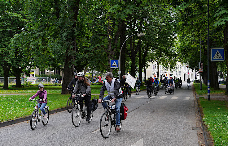© www.mutbuergerdokus.de: Demonstration mit Fahrrad-Sternfahrt: 'Klimaschutz bewegt uns! Dich auch? Verkehrswende Jetzt!'
