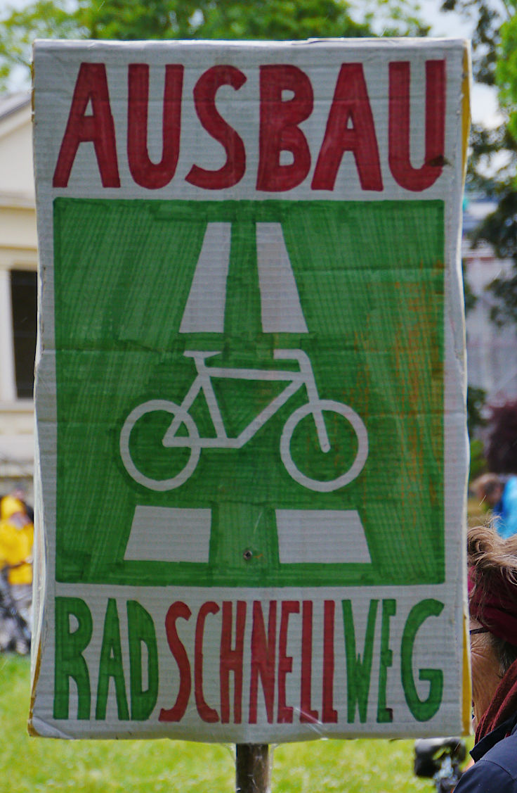 © www.mutbuergerdokus.de: Demonstration mit Fahrrad-Sternfahrt: 'Klimaschutz bewegt uns! Dich auch? Verkehrswende Jetzt!'