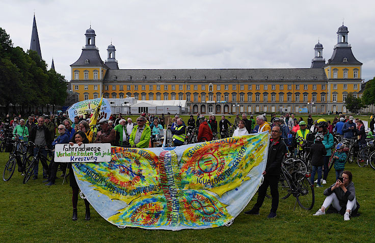 © www.mutbuergerdokus.de: Demonstration mit Fahrrad-Sternfahrt: 'Klimaschutz bewegt uns! Dich auch? Verkehrswende Jetzt!'