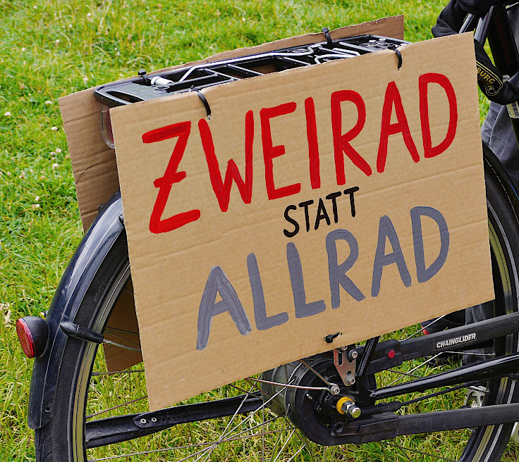 © www.mutbuergerdokus.de: Demonstration mit Fahrrad-Sternfahrt: 'Klimaschutz bewegt uns! Dich auch? Verkehrswende Jetzt!'