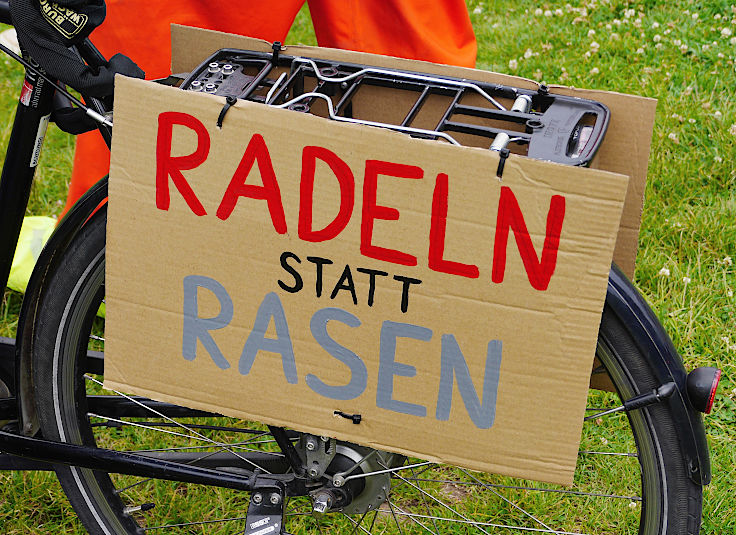 © www.mutbuergerdokus.de: Demonstration mit Fahrrad-Sternfahrt: 'Klimaschutz bewegt uns! Dich auch? Verkehrswende Jetzt!'