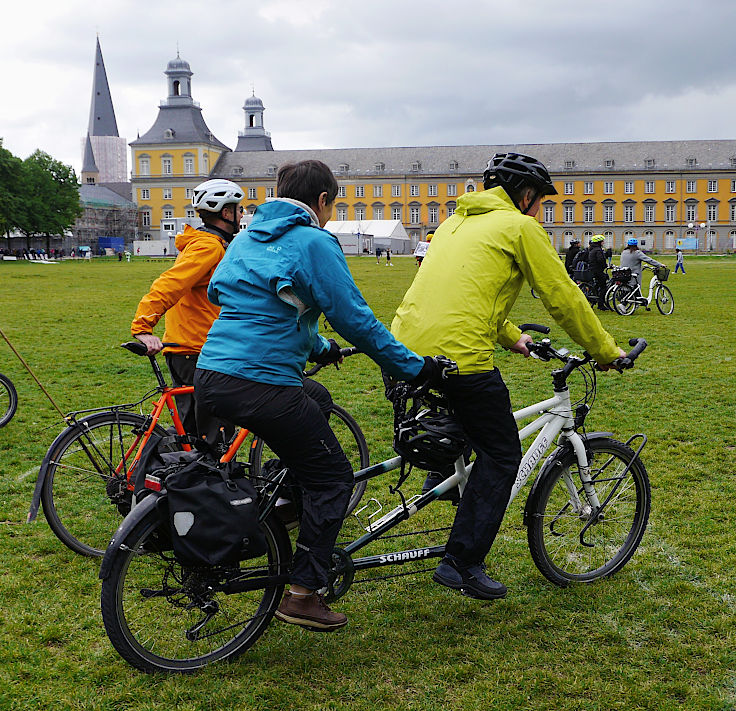 © www.mutbuergerdokus.de: Demonstration mit Fahrrad-Sternfahrt: 'Klimaschutz bewegt uns! Dich auch? Verkehrswende Jetzt!'