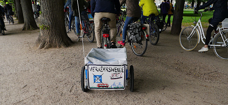 © www.mutbuergerdokus.de: Demonstration mit Fahrrad-Sternfahrt: 'Klimaschutz bewegt uns! Dich auch? Verkehrswende Jetzt!'