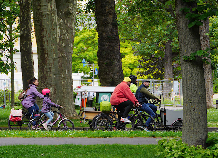 © www.mutbuergerdokus.de: Demonstration mit Fahrrad-Sternfahrt: 'Klimaschutz bewegt uns! Dich auch? Verkehrswende Jetzt!'