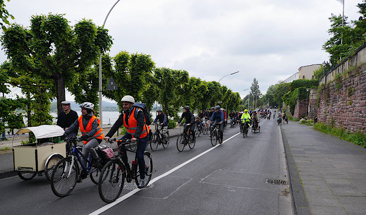 © www.mutbuergerdokus.de: Demonstration mit Fahrrad-Sternfahrt: 'Klimaschutz bewegt uns! Dich auch? Verkehrswende Jetzt!'