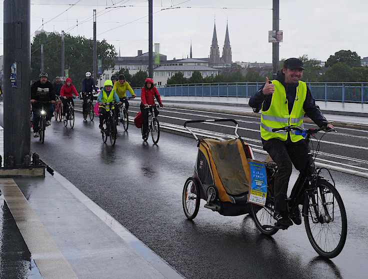 © www.mutbuergerdokus.de: Demonstration mit Fahrrad-Sternfahrt: 'Klimaschutz bewegt uns! Dich auch? Verkehrswende Jetzt!'