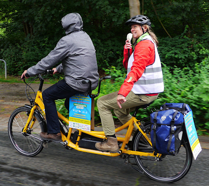 © www.mutbuergerdokus.de: Demonstration mit Fahrrad-Sternfahrt: 'Klimaschutz bewegt uns! Dich auch? Verkehrswende Jetzt!'