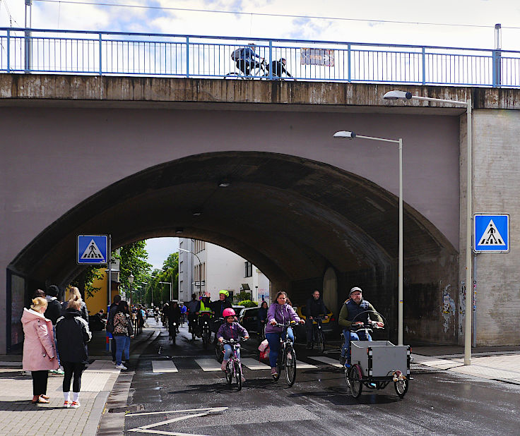 © www.mutbuergerdokus.de: Demonstration mit Fahrrad-Sternfahrt: 'Klimaschutz bewegt uns! Dich auch? Verkehrswende Jetzt!'