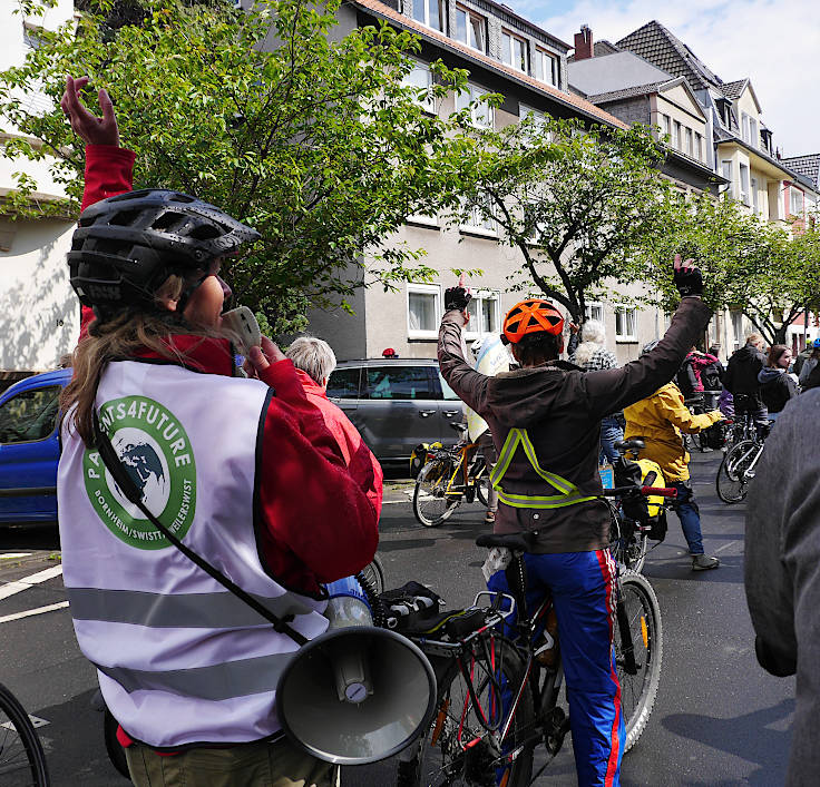 © www.mutbuergerdokus.de: Demonstration mit Fahrrad-Sternfahrt: 'Klimaschutz bewegt uns! Dich auch? Verkehrswende Jetzt!'
