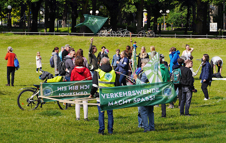 © www.mutbuergerdokus.de: Demonstration mit Fahrrad-Sternfahrt: 'Klimaschutz bewegt uns! Dich auch? Verkehrswende Jetzt!'