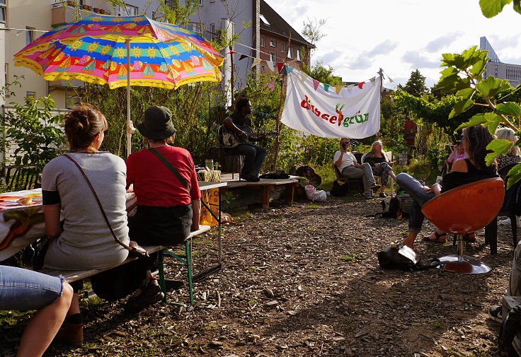 © www.mutbuergerdokus.de: Sommerfest bei 'düsselgrün'