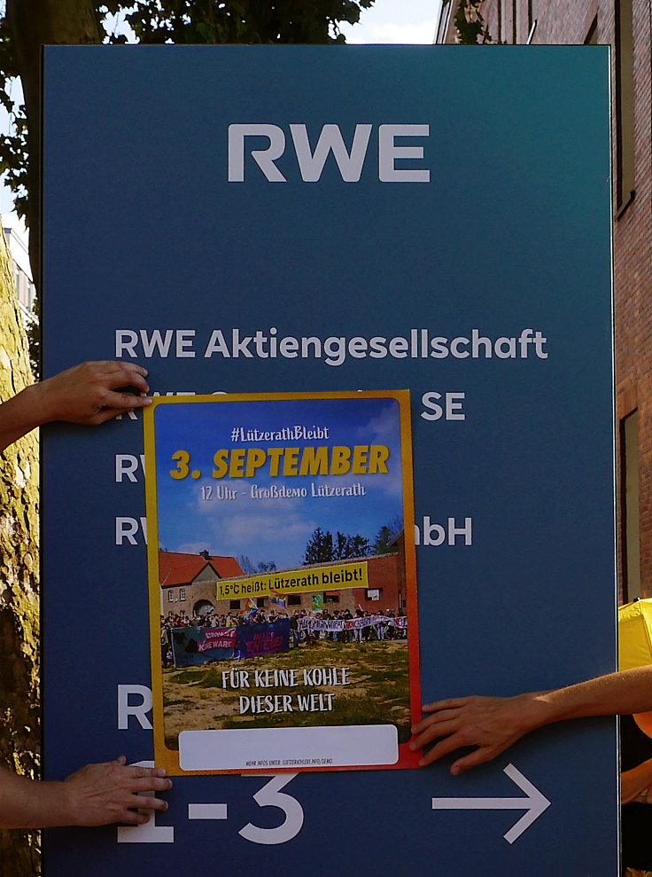 © www.mutbuergerdokus.de: 'Mahnwache Essen' vor 'RWE'